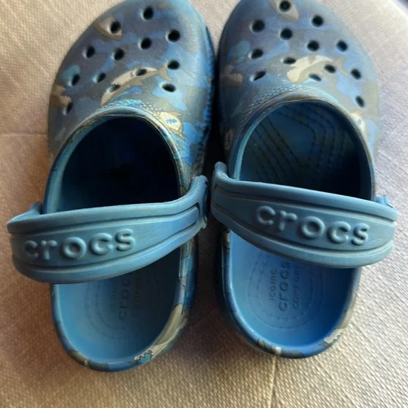 Size toddler 8 shark crocs - Picture 4 of 4